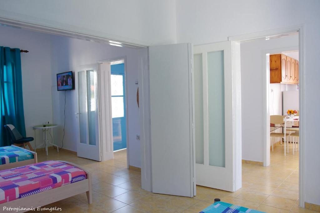 Εσωτερικό με πόρτες και φυσικό φως