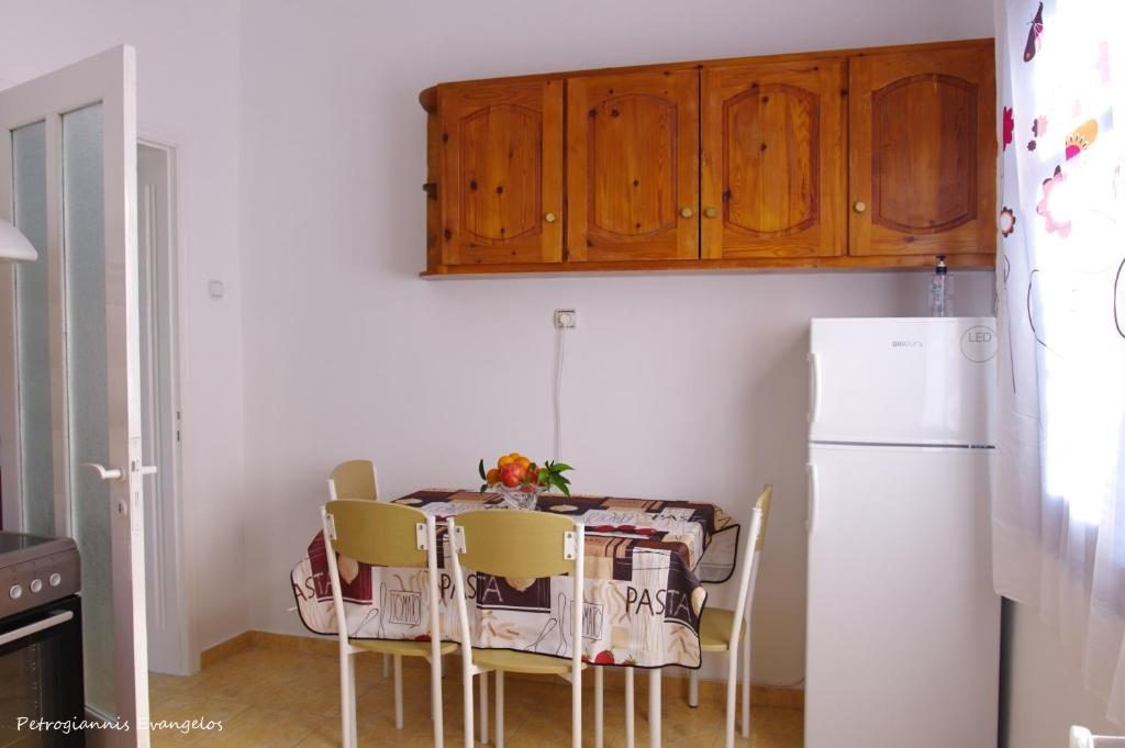 Κουζίνα με ψυγείο και τραπέζι φαγητού